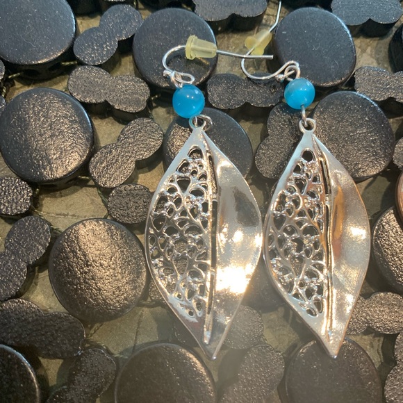 Silver and blue colored intricate dangly earrings. - Picture 2 of 7